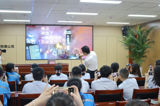 重慶交通建設(shè)工會送文化到基層 為江跳線員工進(jìn)行手機(jī)攝影培訓(xùn).png